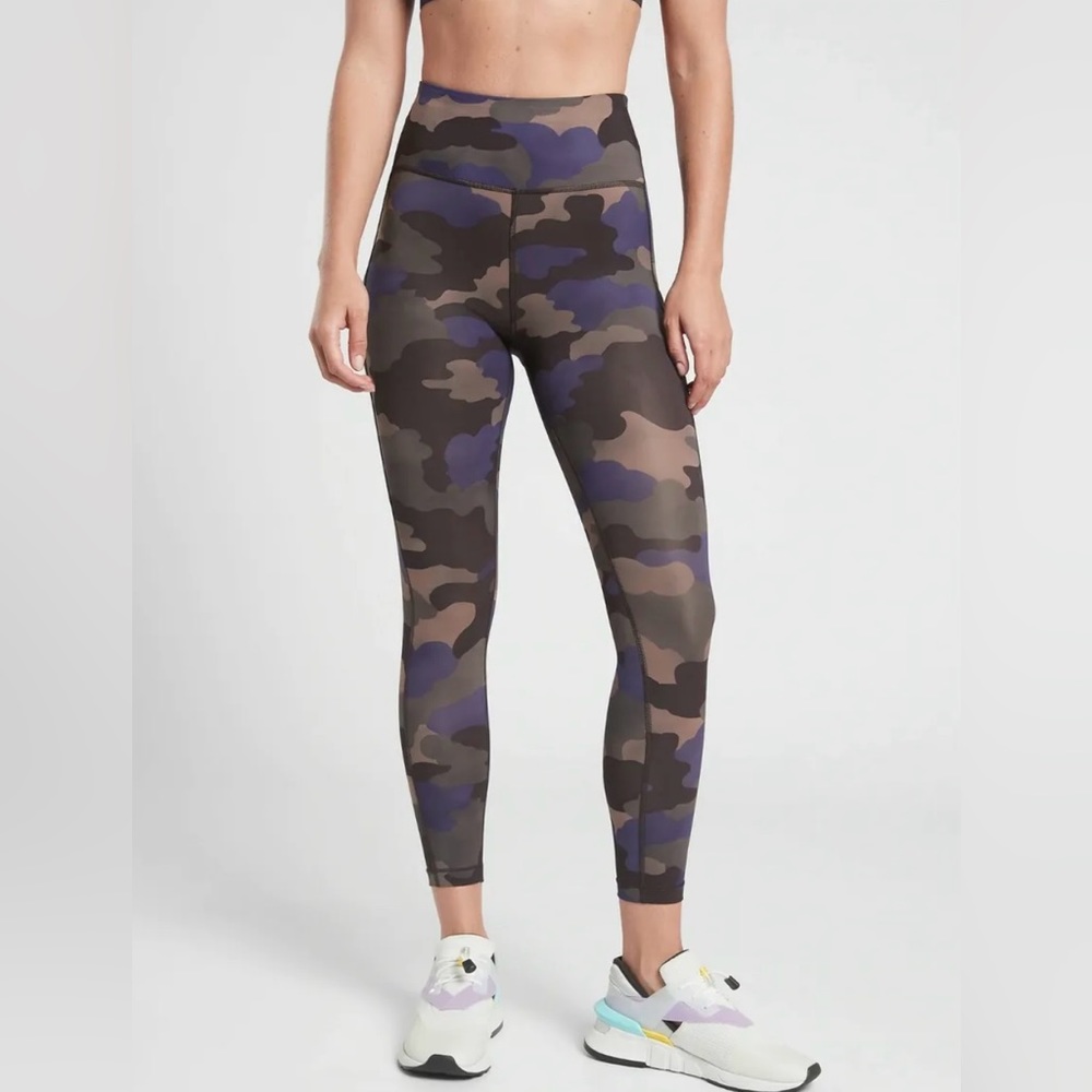 ATHLETA ULTIMATE STASH PRINTED 7/8 TIGHT in Mantra Black Camo Print Sz M